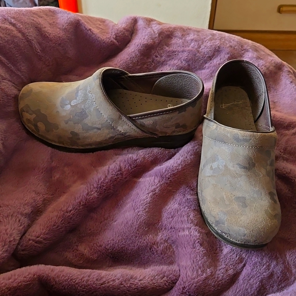 Womens dansko size 41 camo shoes